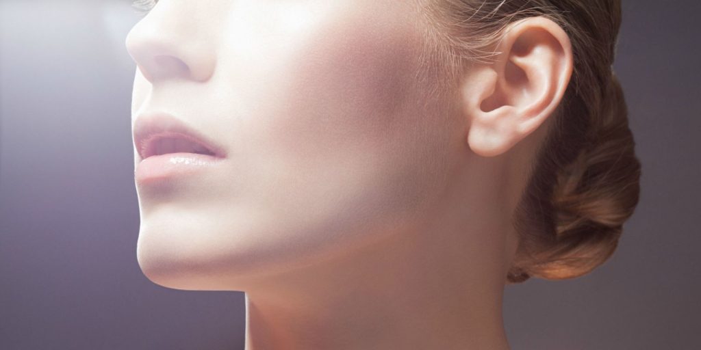 Vrouw met gezonde huid - tips voor huidverzorging en zonbescherming