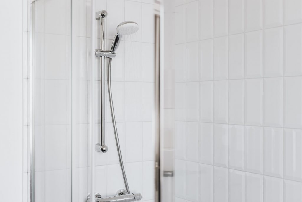 Verschillende sanitaire hulpmiddelen voor badkamer veiligheid inclusief steunen, douchekruk en antiglij mat
