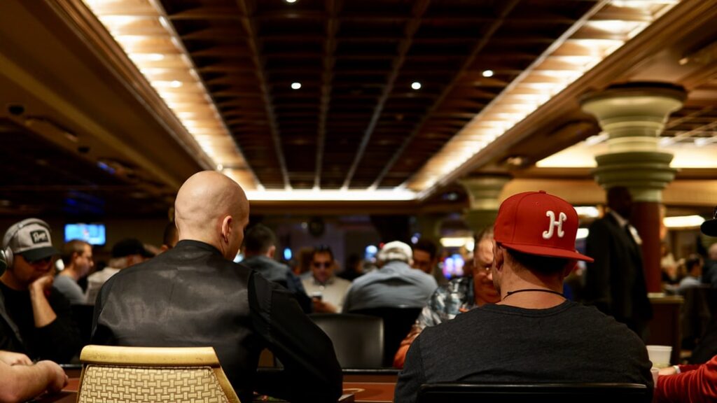 Verschillende pokertafels in verschillende vormen en kleuren om te helpen bij het kiezen van de juiste pokertafel voor thuis