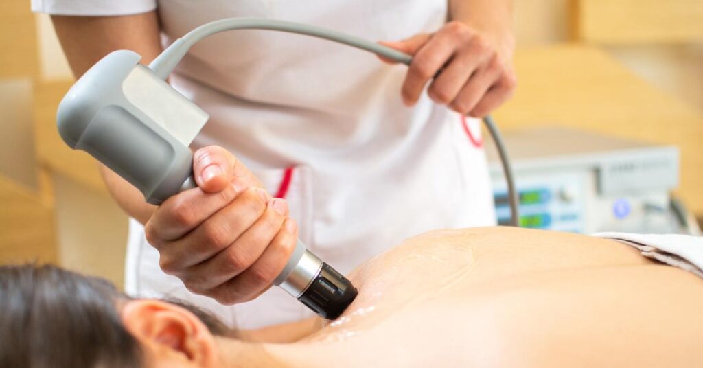 Illustratie van shockwave therapie behandeling, een niet-invasieve methode tegen pijn en ontstekingen