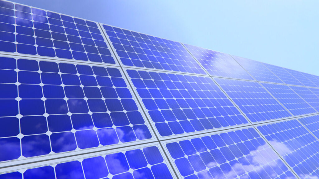 Visualisatie van de voordelen van zonnepanelen voor bedrijven met kostenbesparing en duurzaam energiegebruik