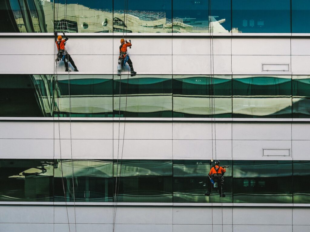Professioneel glasschadeherstel: expert voert vakkundige reparatie uit aan gebroken ruit