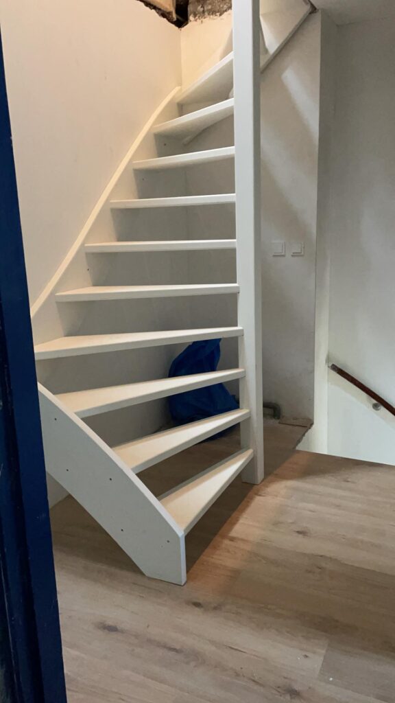 Trappenspecialist Schellingerhout toont maatwerk houten trap met elegante afwerking in modern interieur