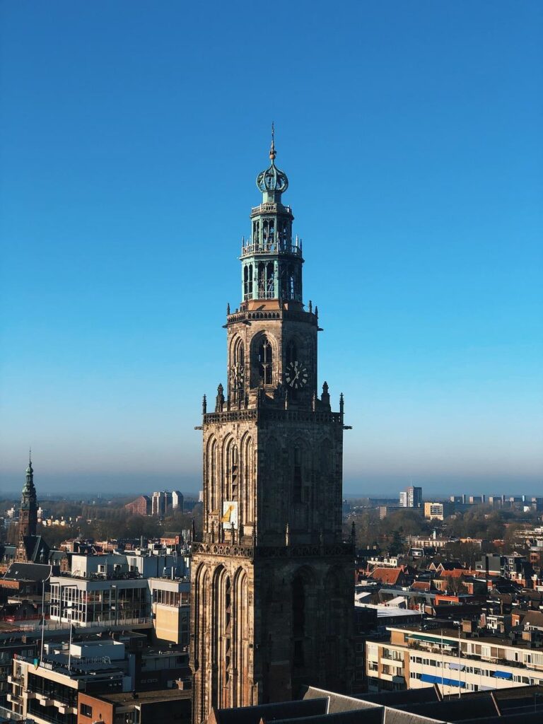 Illustratie van een goedkope makelaar in Groningen die kostenbesparing en professionele diensten biedt voor huizenkoop en -ve