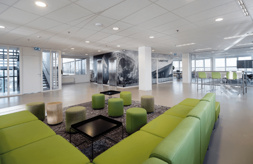 Professionele vloer voorbewerking met egalisering en voorbereiding van de ondergrond voor nieuwe vloerbedekking