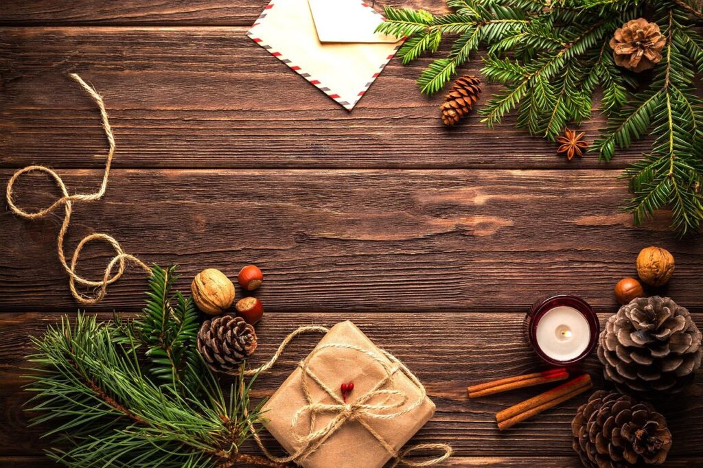 Feestelijk verpakte kerstpakketten in prachtige verzenddozen en versierde kerstdozen klaar voor verzending