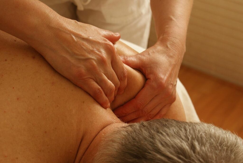 Fysiotherapeut behandelt patiënt met schouderpijn fysiotherapie bij Fysio Eray voor SAPS-verlichting