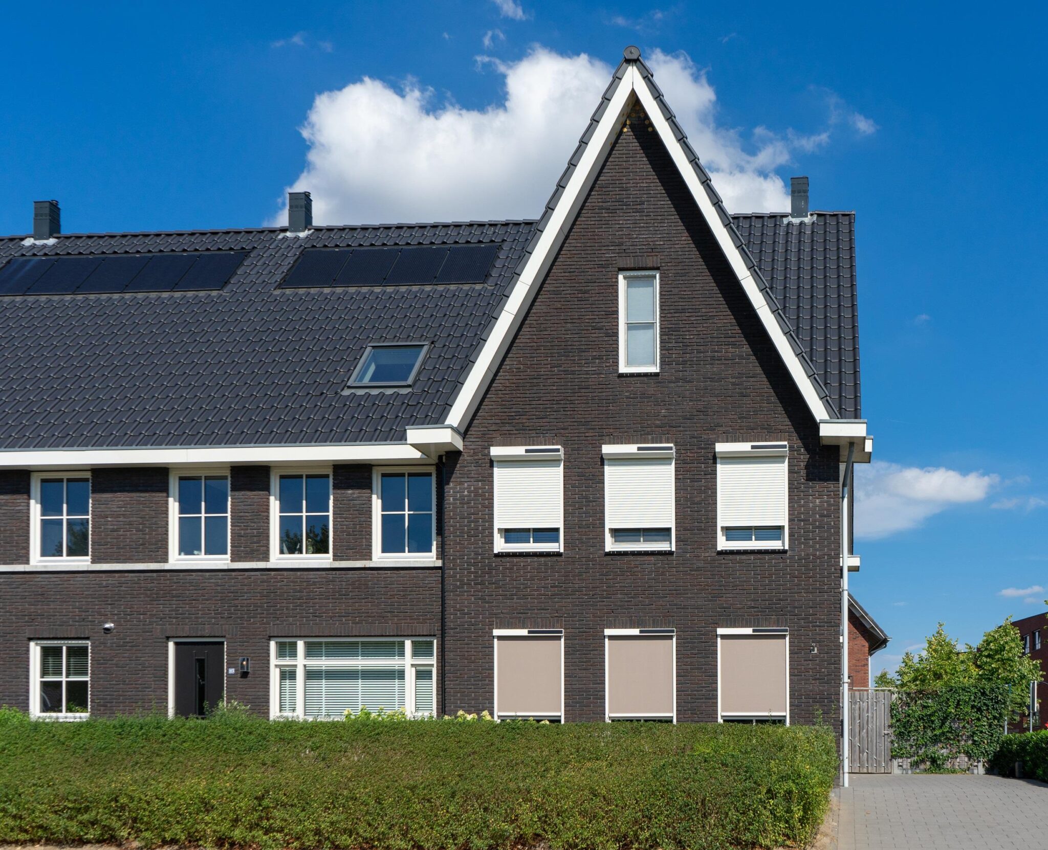 Verano zonne-energie rolluiken als verduisterende oplossing voor slaapkamer ramen met moderne montage aan gevel