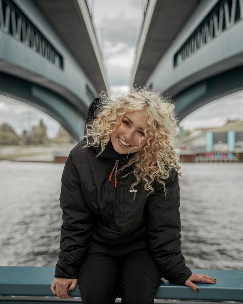 Vrouw met gezonde hoofdhuid en prachtige krullen na het volgen van verzorgingstips