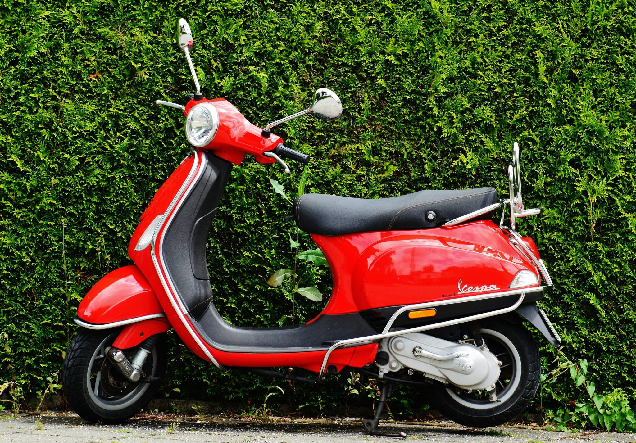 Een scooter in het drukke stadsleven - efficiënt vervoer zonder files of parkeerperikelen