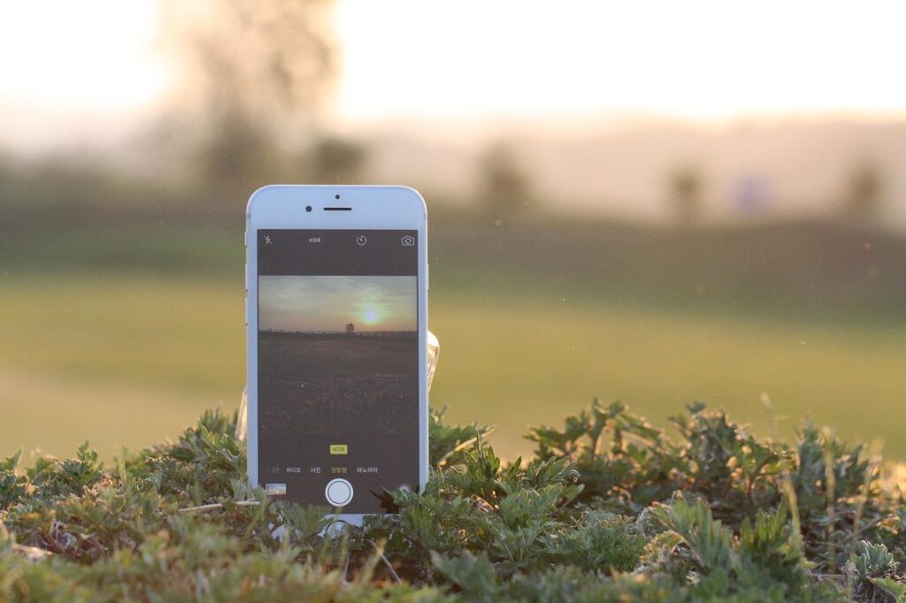 Zakenman met zakelijke abonnementen op iPhone 6, productief werkend en bereikbaar voor collega's