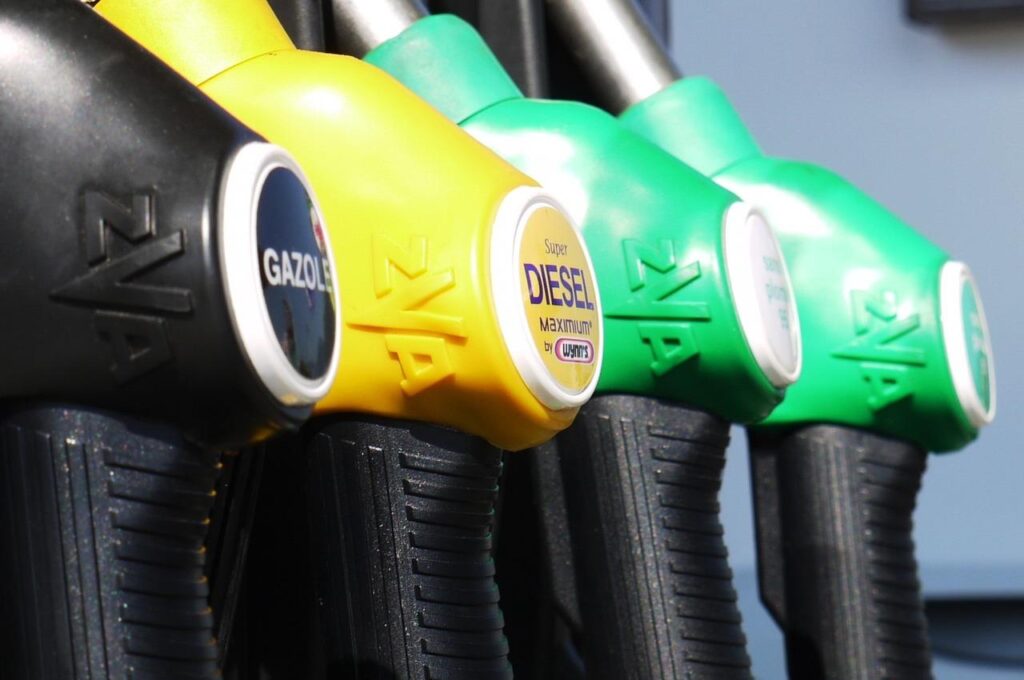 Benzineprijs Enschede fluctuaties: tips voor duurzaam forensen en kostenbesparing door carpoolen en openbaar vervoer