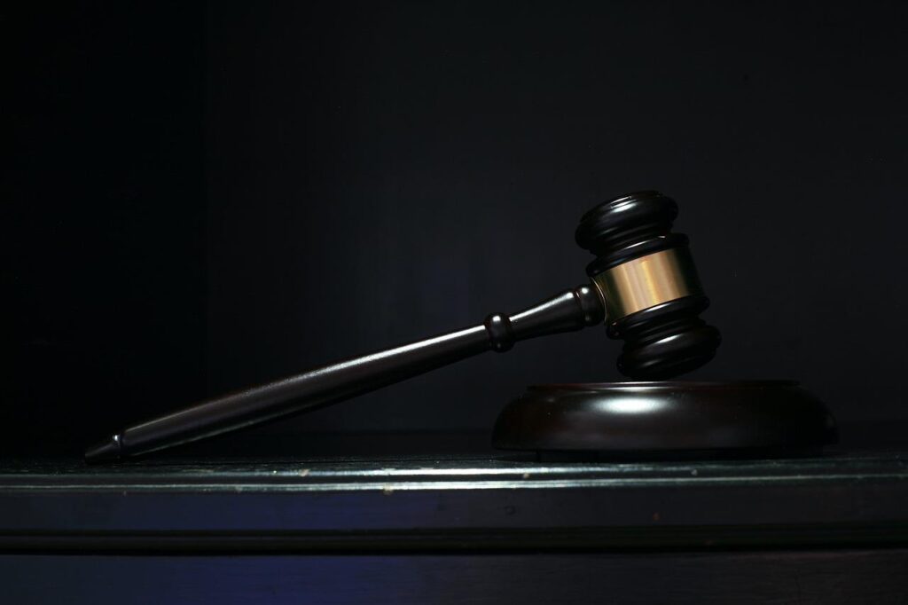 Advocaat in Gorinchem consulteert cliënt over juridische zaak in kantoor