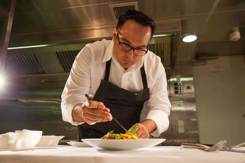 Modern fine dining restaurant met scandinavisch geïnspireerde gerechten en lokale duurzame ingrediënten op elegant servies