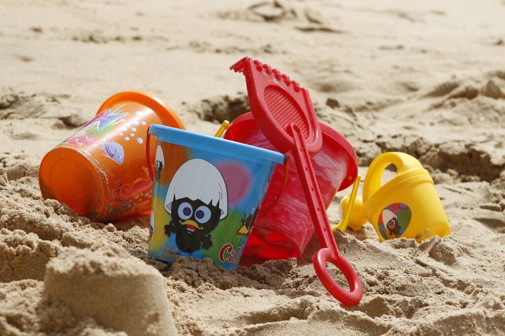 Kinderen spelen buiten met duurzaam buitenspeelgoed zoals zandbakken en klimrekken voor creativiteit en fysieke ontwikkeling