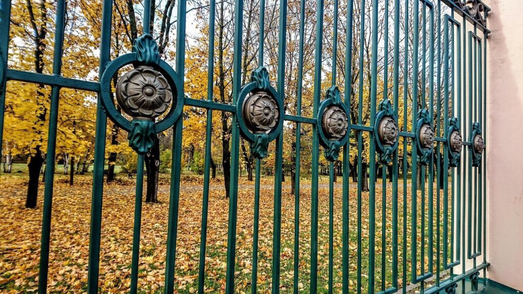 Klassiek sierhekwerk in smeedijzer met elegant ontwerp aan de voorkant van een villa